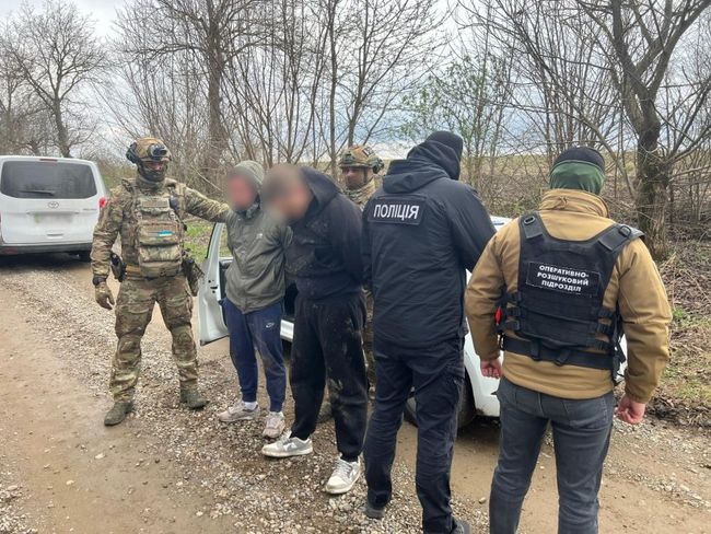 Канал незаконного виїзду за кордон перекрито – затримано чотирьох учасників схеми Канал незаконного виїзду за кордон перекрито – затримано чотирьох учасників схеми
