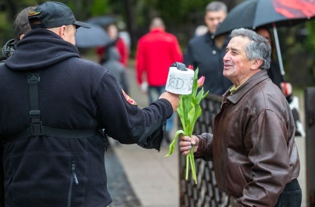 В Вильнюсе 9 мая раздавали туалетную бумагу с портретом путина