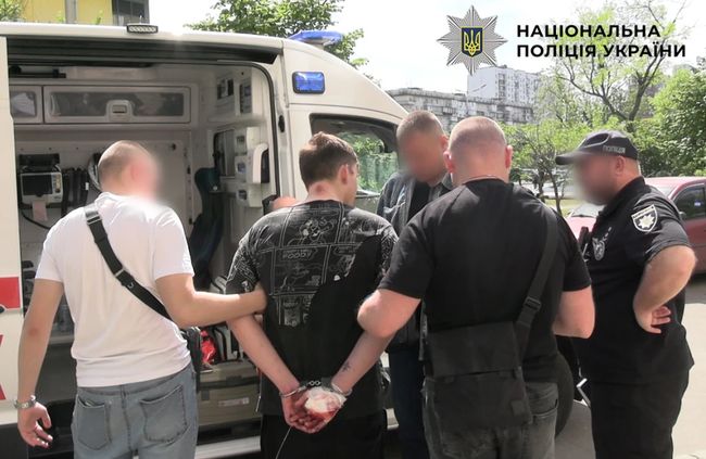 У Києві на Оболоні затримали громадянина рф, який порізав ножем киянина: потерпілий намагався втекти і випав з 11 поверху