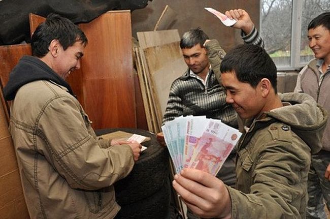 Держава-вербувальник: росія прив’язує мігрантів до війни через гроші
