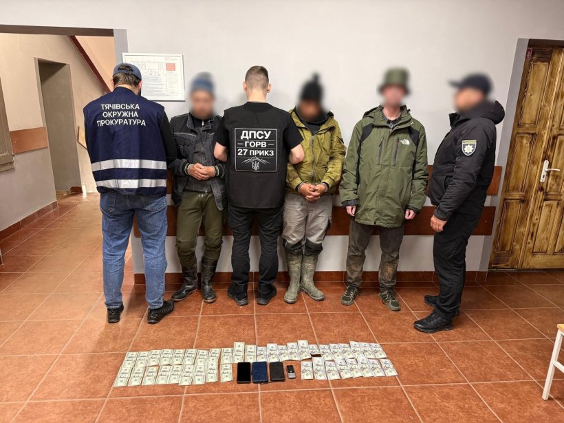 У високогірї Карпат прикордонники затримали двох переправників з клієнтом