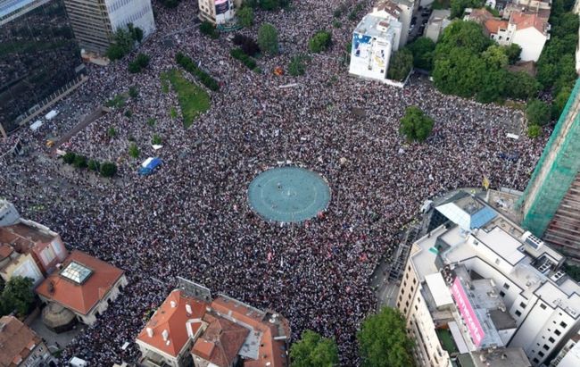 У Сербії відновилися вуличні протести: багатотисячний мітинг у Белграді розігнала поліція