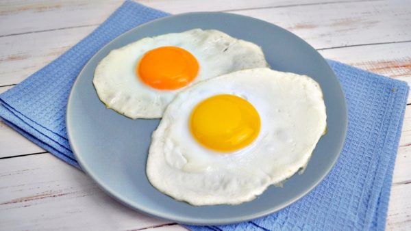 Шедевр из бекона и яиц за 10 минут: сытный осенний завтрак, после которого не будешь голодным целый день