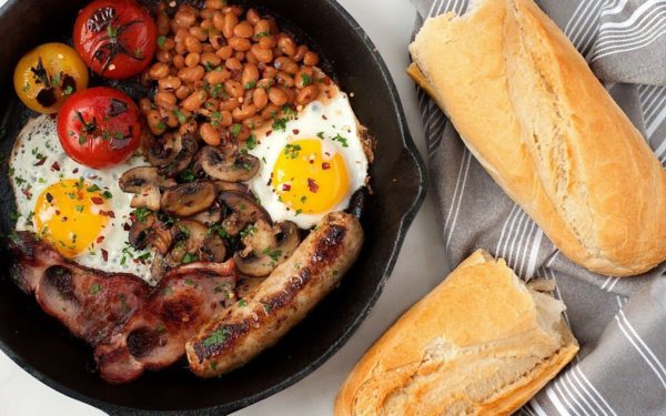Шедевр из бекона и яиц за 10 минут: сытный осенний завтрак, после которого не будешь голодным целый день