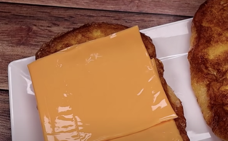 Такой завтрак вам понравится настолько, что вы будете себе часто делать: тосты со сгущенкой и сыром