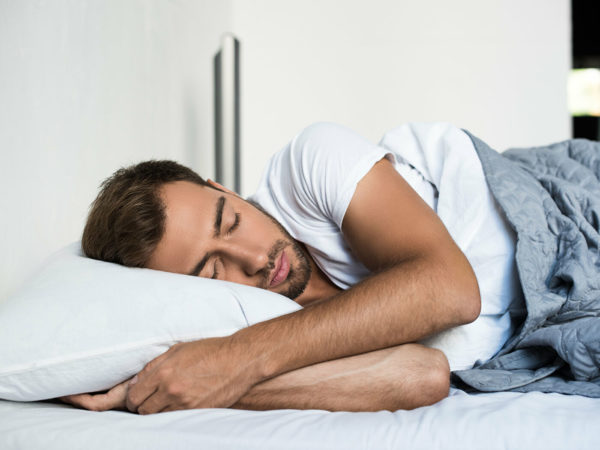 Сон на боку, спине или животе – что лучше?