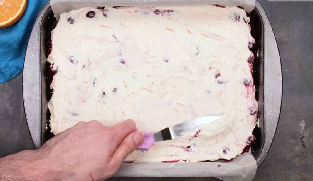 Беру творог, замороженную вишню и готовлю восхитительный пирог за 35 минут: простейший рецепт