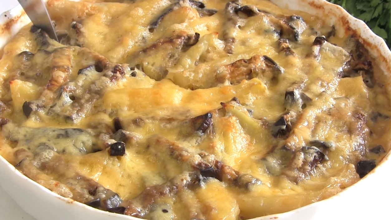Сытно и без мяса: быстрый рецепт запеканки из картофеля и баклажанов на ужин для всей семьи