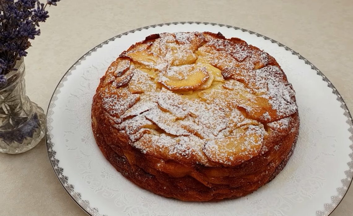 Рецепт выпечки с яблоками: пирог получается как будто с нежным сливочным кремом