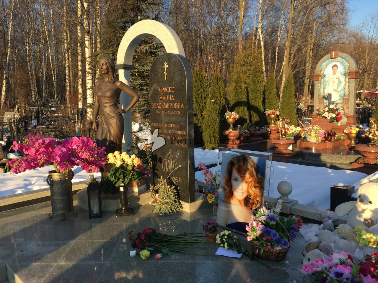 Как выглядит могила Жанны Фриске: в сети показали кадры памятника и надгробия