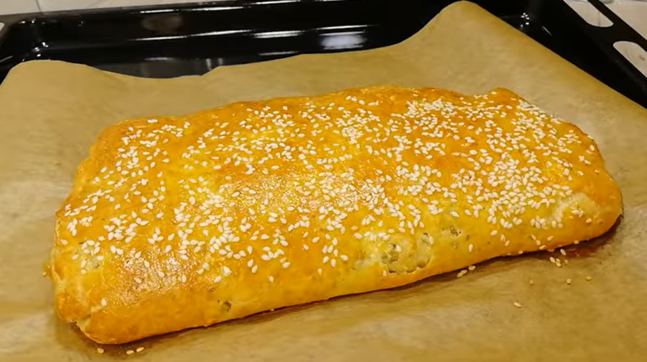 Быстрая выпечка из творожного теста с соленой начинкой: вкуснее хлеба в 100 раз 