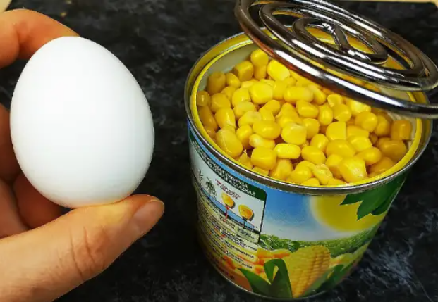 Открыли банку кукурузы и добавили яйцо: через 20 минут на столе горка необычных, но вкуснейших оладий (видео-рецепт)
