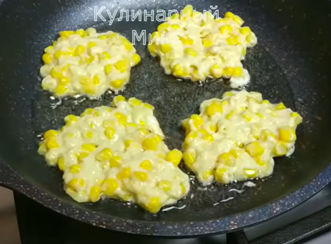 Открыли банку кукурузы и добавили яйцо: через 20 минут на столе горка необычных, но вкуснейших оладий (видео-рецепт)