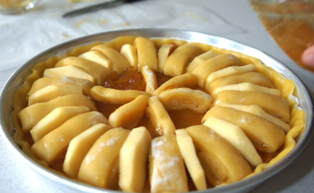 Фантастический пирог с джемом и яблоками: готовим вкусное тесто без сливочного масла