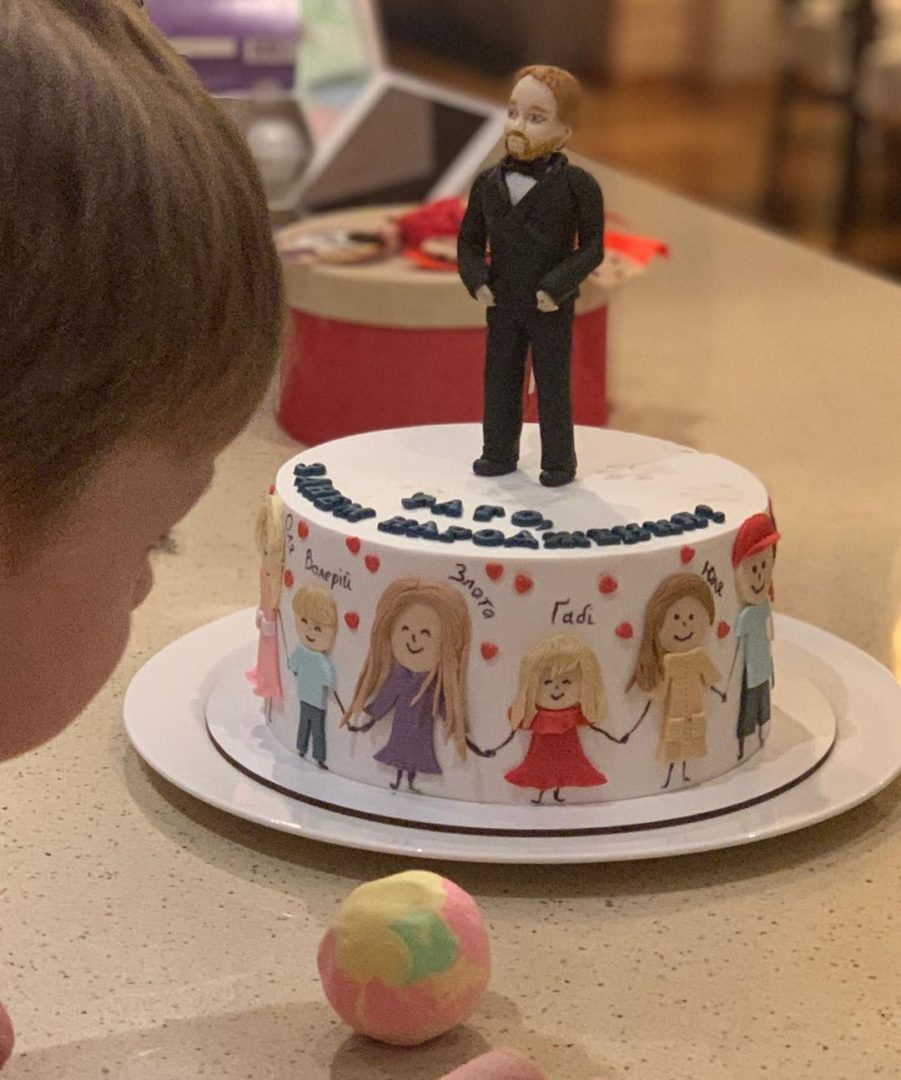 Ольга Фреймут подарила мужу странный торт на день рождения: пришлось его съесть, не пропадать же добру
