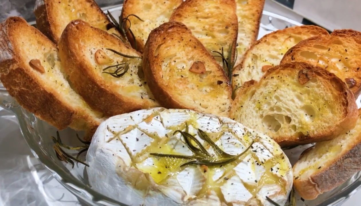Бутерброды с икрой отдыхают: возьмите хлеб, чеснок, мягкий сыр и приготовьте супер вкусную закуску за 10 минут