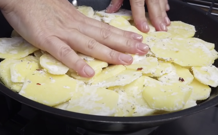 Потрясающий итальянский картофельный пирог без теста на сковороде – рецепт на миллион
