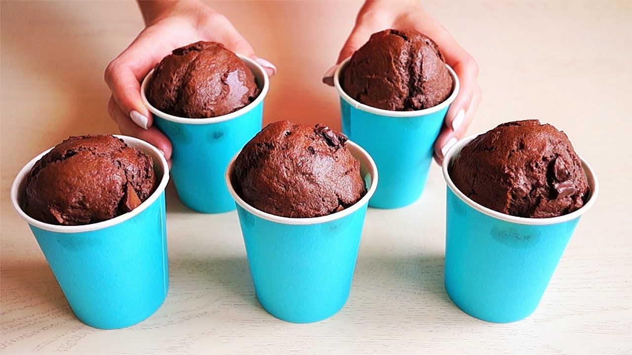 Шоколадные кексы в бумажных стаканчиках: быстро смешали все ингредиенты и в духовку 