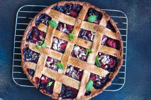 Вкуснейший пирог на кефире: рецепты выпечки с ягодами, мясом и творожной начинкой