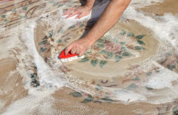 Как привести в порядок старые или грязные ковры. Самый простой способ из недорогих компонентов