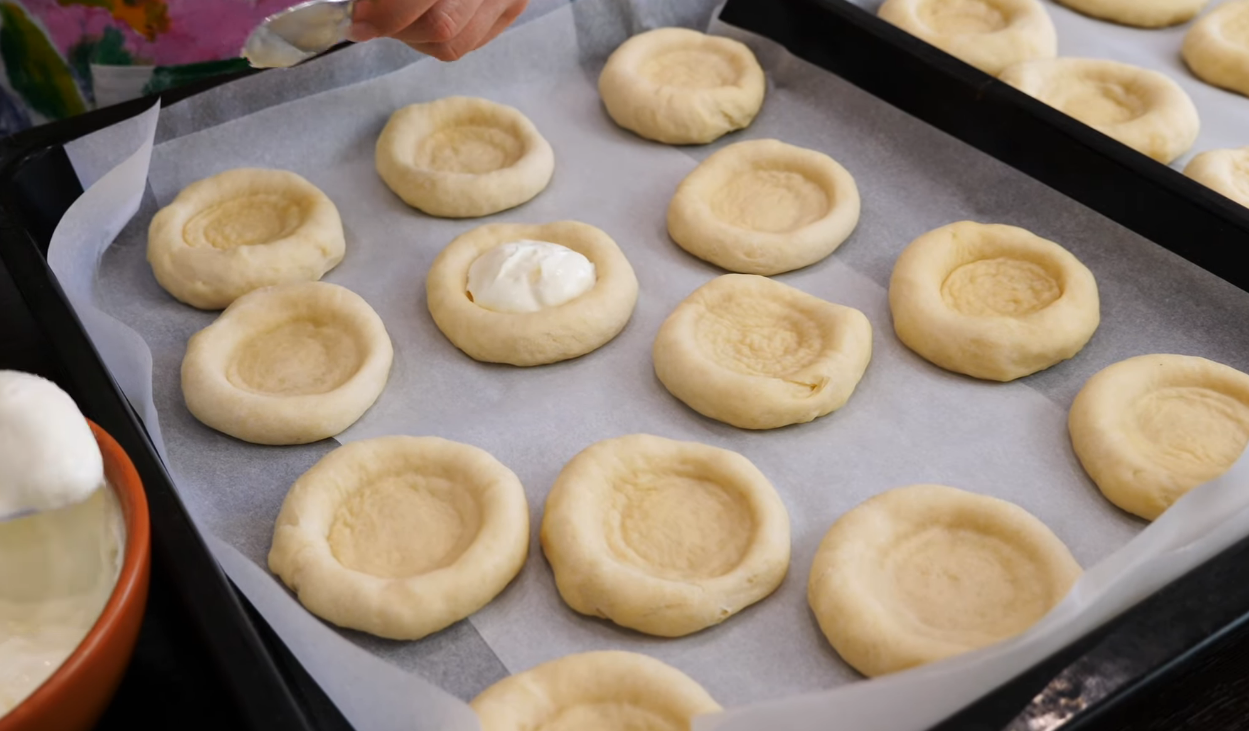 Пышные булочки “Сметанники”: самое вкусное и простое дрожжевое тесто с нежной начинкой (ФОТО, ВИДЕО)