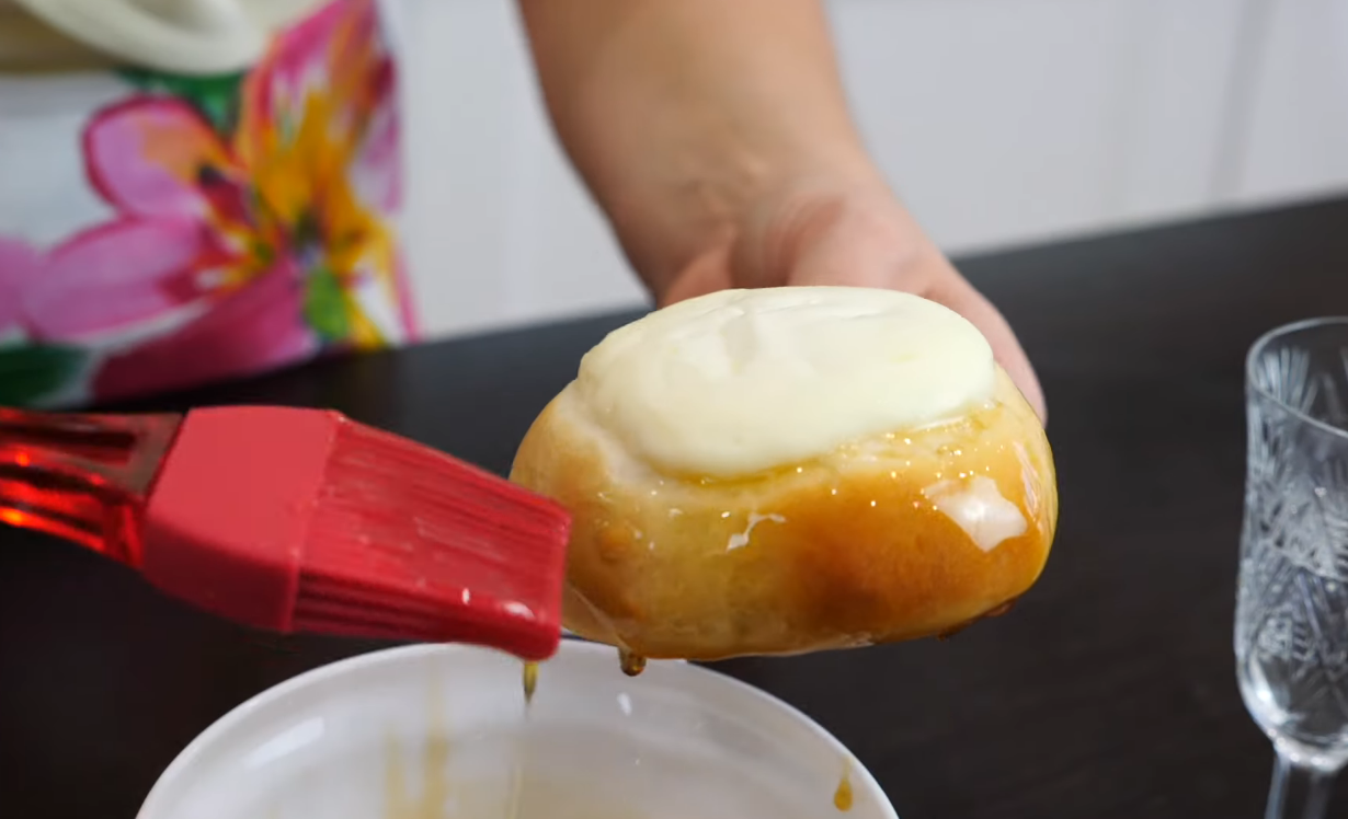 Пышные булочки “Сметанники”: самое вкусное и простое дрожжевое тесто с нежной начинкой (ФОТО, ВИДЕО)