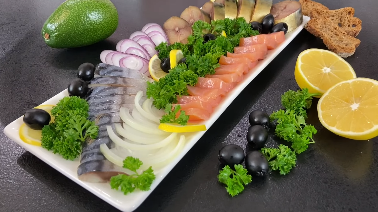 Как красиво подать селедку, скумбрию и красную рыбу: аппетитная рыбная тарелка на праздничный стол (ФОТО)