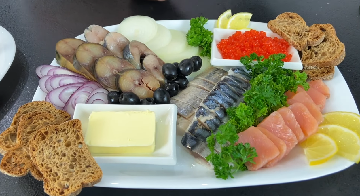 Как красиво подать селедку, скумбрию и красную рыбу: аппетитная рыбная тарелка на праздничный стол (ФОТО)