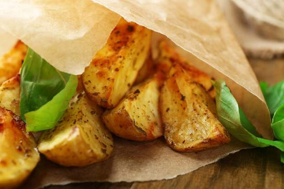 Как просто и вкусно запечь картофель с овощами и мясом: выглядит аппетитно и празднично, подается порционно