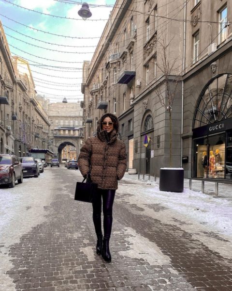 Ани Лорак в кожаных штанах прогулялась по морозному Киеву: не была здесь долгие годы