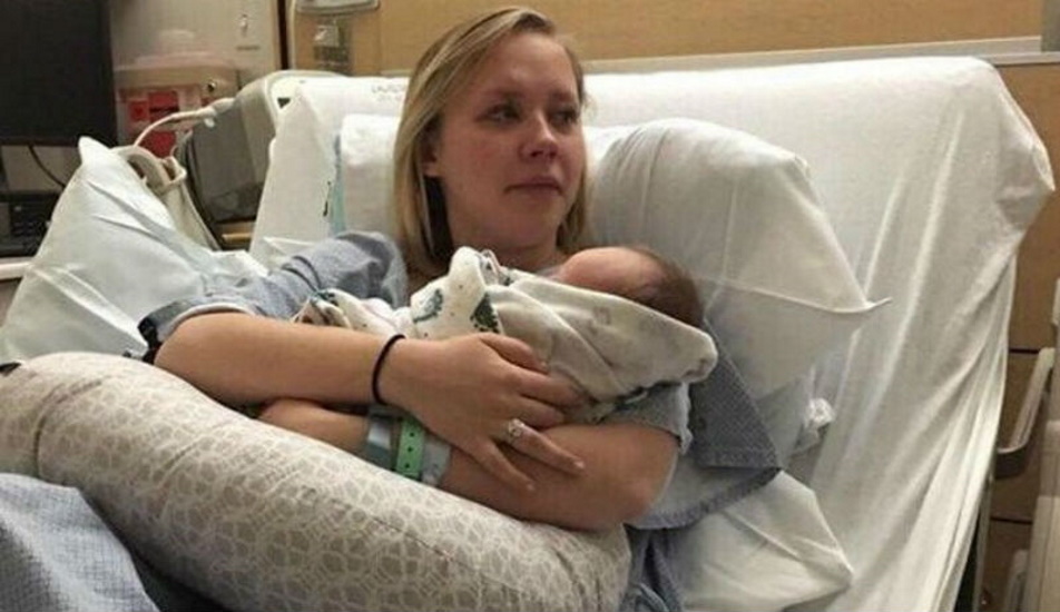 В сети раскритиковали девушку, которая отдала своего ребенка другой семье: “Простите, но это не мать”