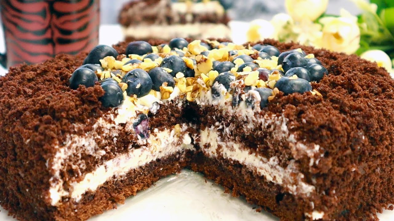 Быстрый шоколадный торт со сметанным кремом: десерт настолько нежный и сочный, что даже пропитка не нужна