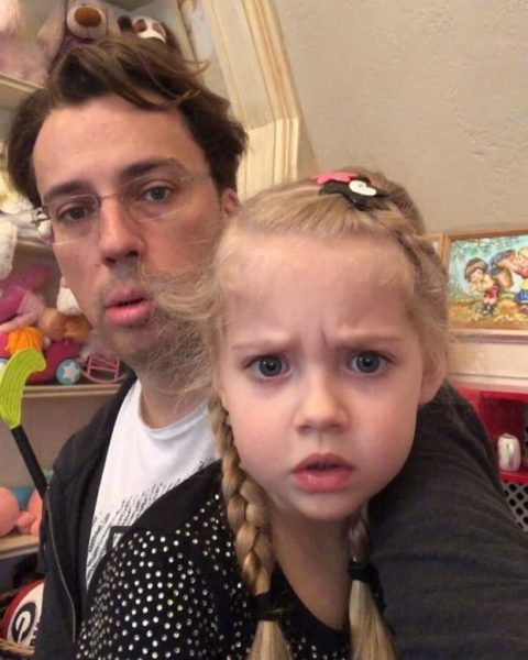 Милые снимки Максима Галкина с дочерью Лизой: “Она папина дочка!”