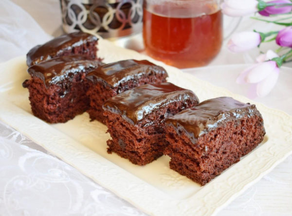 Рецепт сочного, мокрого торта, который тает во рту: для любителей шоколада и “Пражского торта”