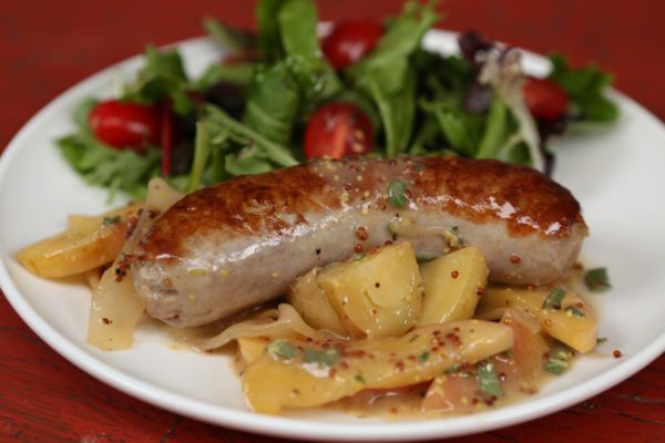 Сливочный тушеный сидр, колбаса с яблоками и пюре: аппетитное и красивое блюдо для ужина
