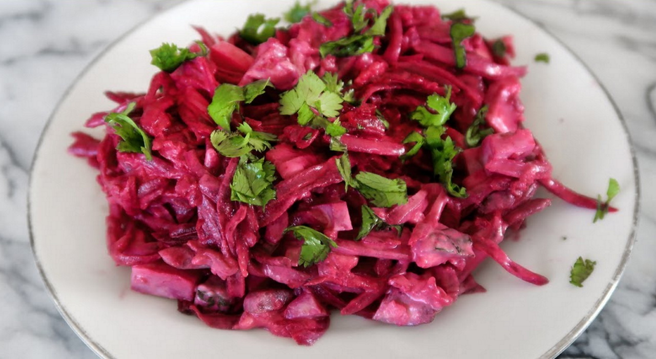 Салат из вареной свеклы по-новому: легко готовить и получается сытным. Сочетание продуктов многих удивит