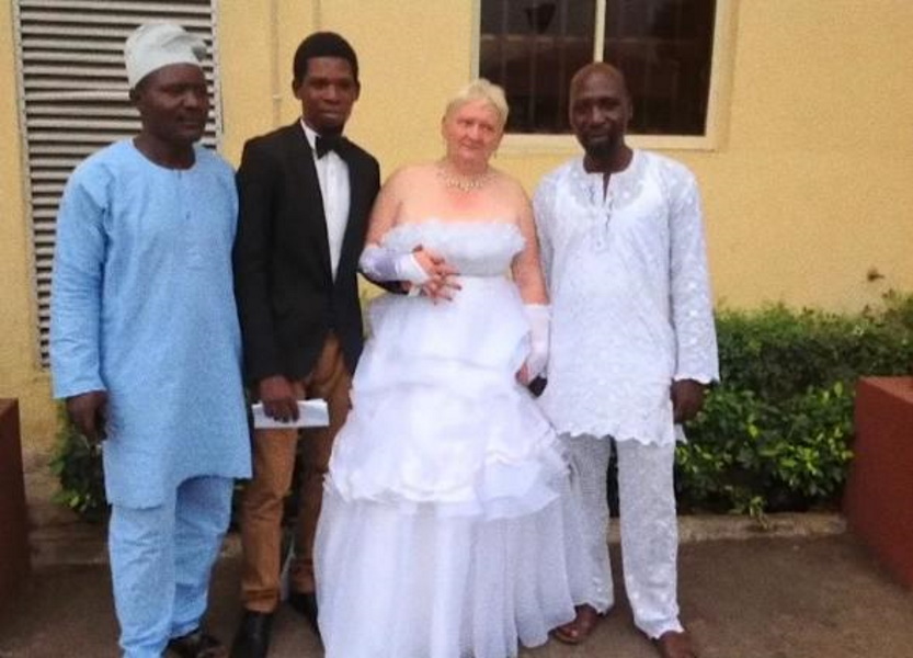 52-летняя пенсионерка вышла замуж за 25-летнего африканца: женщина родила необычных близнецов (ФОТО)