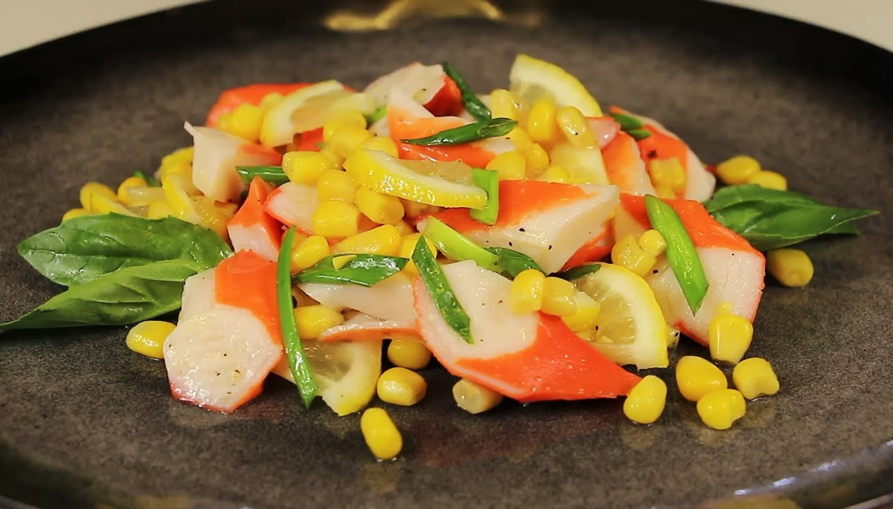 Салат с крабовым мясом и кукурузой “Минутка” – вкусно, очень быстро, просто готовится и без майонеза