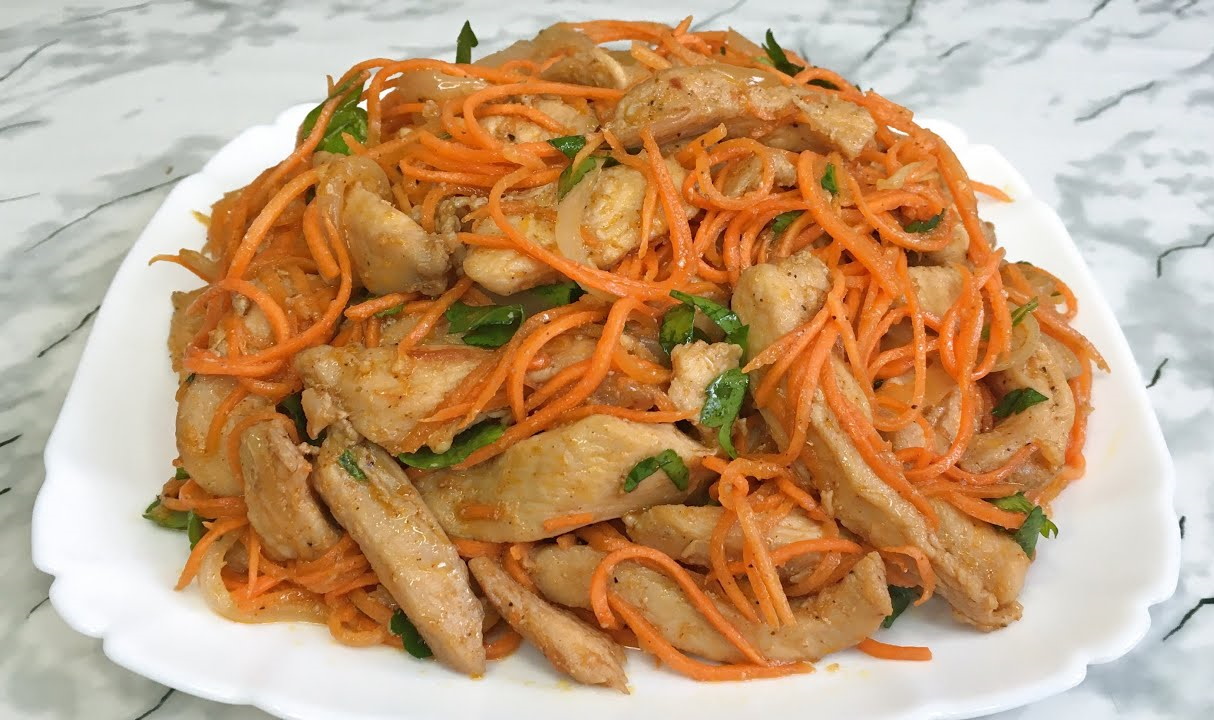 Сытный и вкусный салат “Курица по-корейски” – сочный, пряный и может заменить полноценный ужин