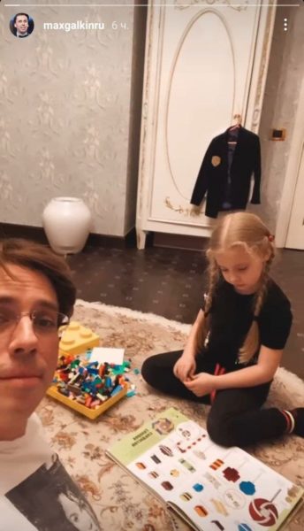 Максим Галкин показал игры с Лизой Галкиной: растет просто чудо-дочь с косичками