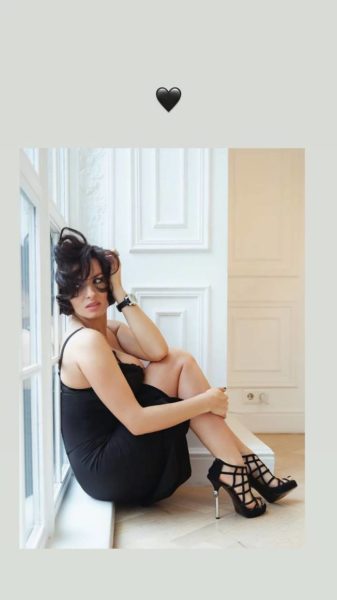 Невероятно стильное черное платье-футляр Надежды Мейхер: пышные формы и стройная фигура – вне конкурса (Фото)