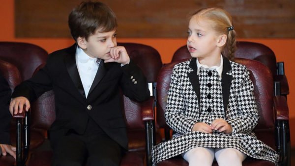 Дети Галкина растут пародистами: Лиза и Гарри на видео изобразили преданных фанатов своего отца