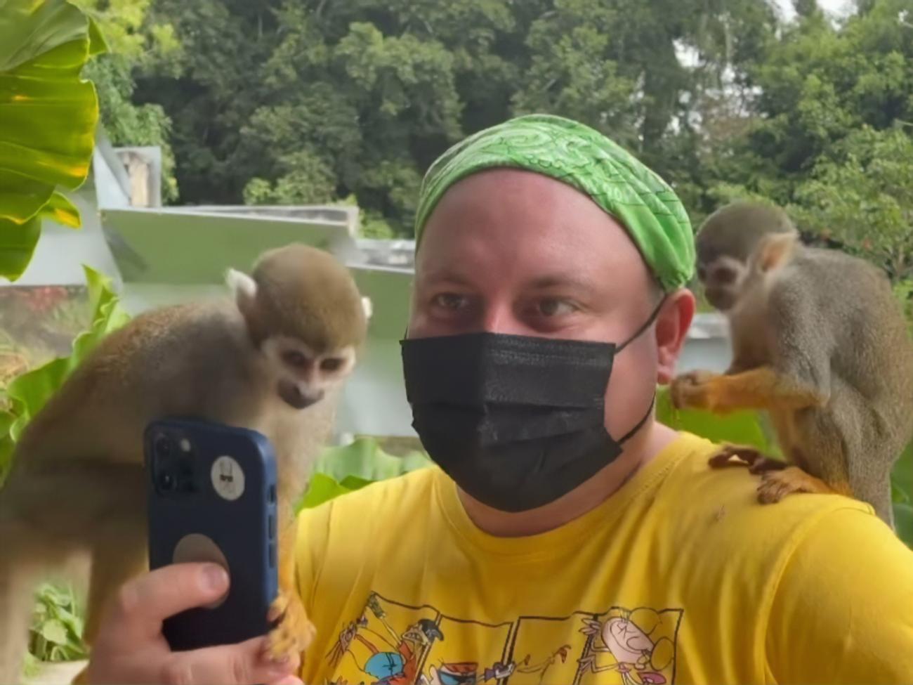 Комик Юрий Ткач в контактном зоопарке в Доминикане стал жертвой писающей обезьяны 