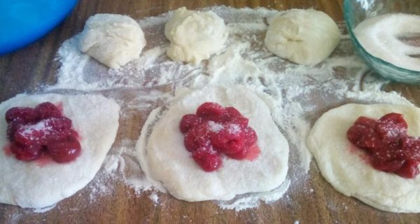 Пирожки с ягодами на сковороде: вкус — обалденный, а сладостный аромат стоит на всю кухню
