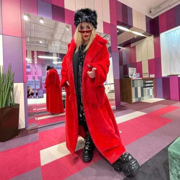 (Фото) Поклонники в восторге от эпатажного образа Ирины Билык: огромные кроссовки и красная шуба