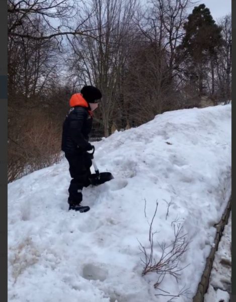 “Суровый отец”: Максим Галкин заставил малолетнего сына лопатой чистить гору снега