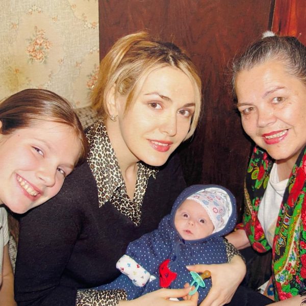 Ольга Сумская трогательно поздравила младшую дочь с днем рождения и показала архивные фото