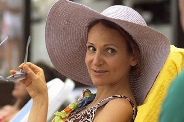 Пережила развод и потеряла ребенка в 49 лет: как живет сейчас актриса Людмила Артемьева из “Сватов”?