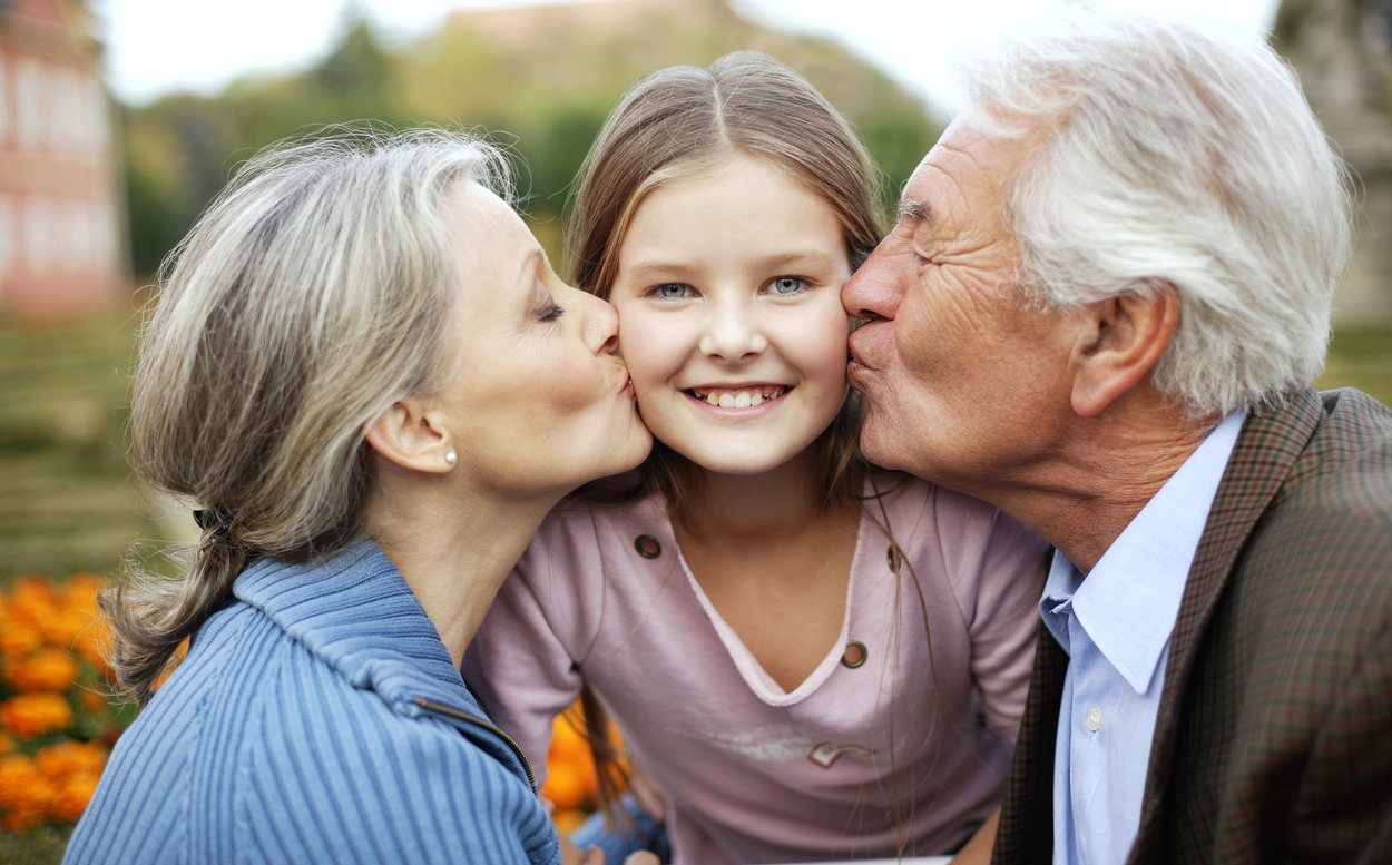 ТОП-4 основных причин, почему бабушки любят своих внуков больше, чем своих детей