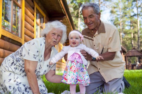 ТОП-4 основных причин, почему бабушки любят своих внуков больше, чем своих детей